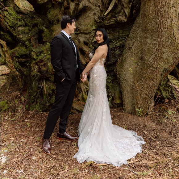 Beautiful mermaid wedding dress with cathedral length veil - Picture 6 of 9